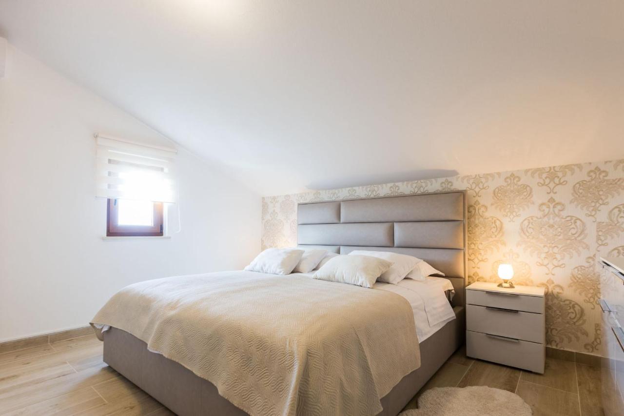 Villa Tina With Swimming Pool, Tennis Court, Games Room, Sauna, Gym, Bbq Policnik Exterior foto