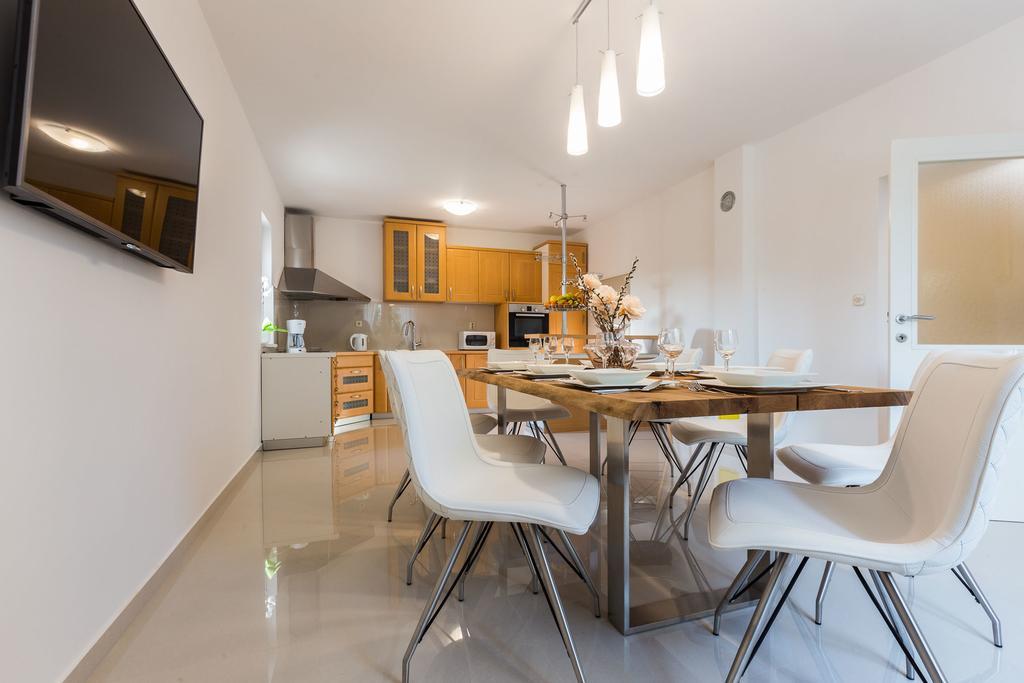 Villa Tina With Swimming Pool, Tennis Court, Games Room, Sauna, Gym, Bbq Policnik Exterior foto