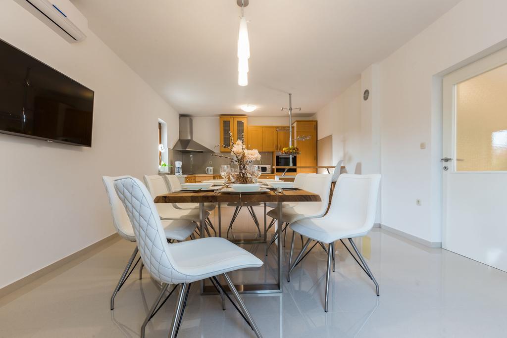 Villa Tina With Swimming Pool, Tennis Court, Games Room, Sauna, Gym, Bbq Policnik Exterior foto