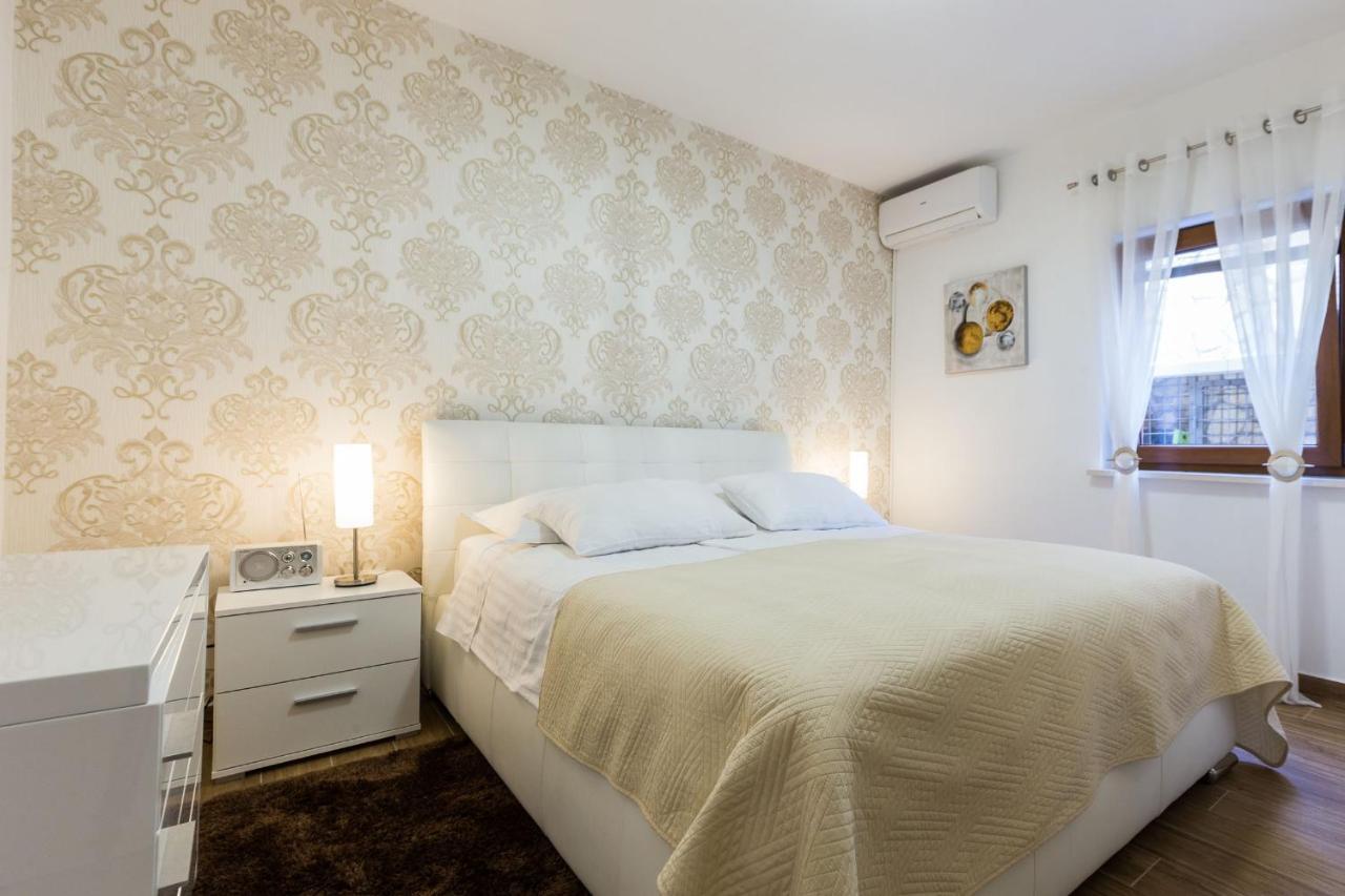 Villa Tina With Swimming Pool, Tennis Court, Games Room, Sauna, Gym, Bbq Policnik Exterior foto