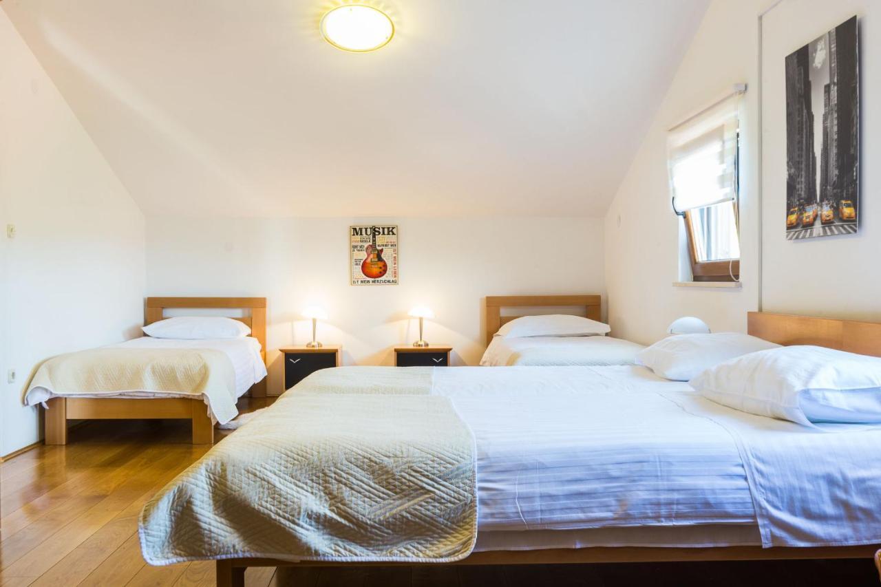 Villa Tina With Swimming Pool, Tennis Court, Games Room, Sauna, Gym, Bbq Policnik Exterior foto