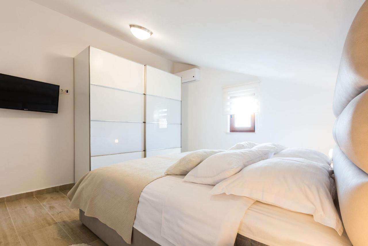 Villa Tina With Swimming Pool, Tennis Court, Games Room, Sauna, Gym, Bbq Policnik Exterior foto