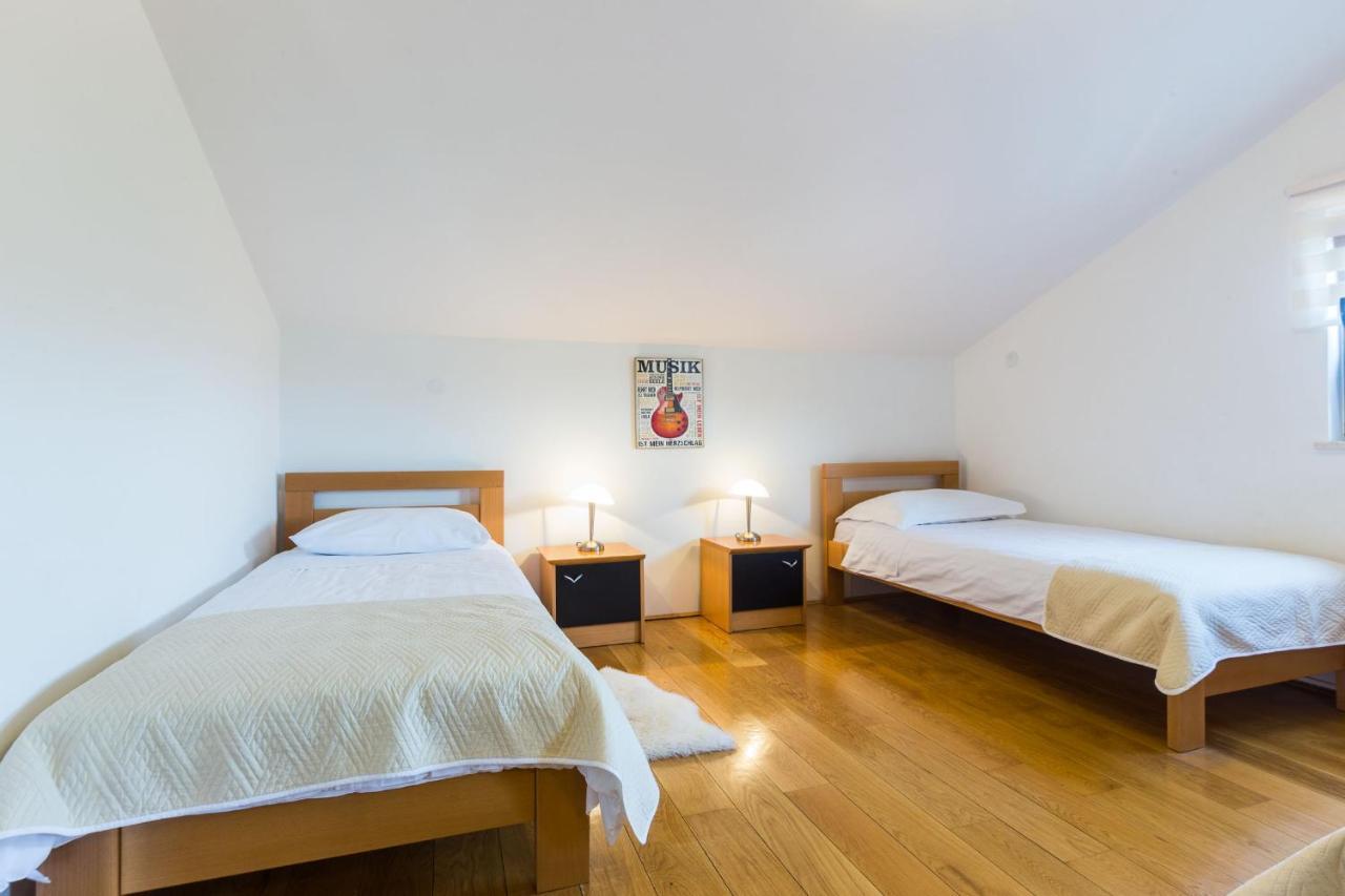 Villa Tina With Swimming Pool, Tennis Court, Games Room, Sauna, Gym, Bbq Policnik Exterior foto